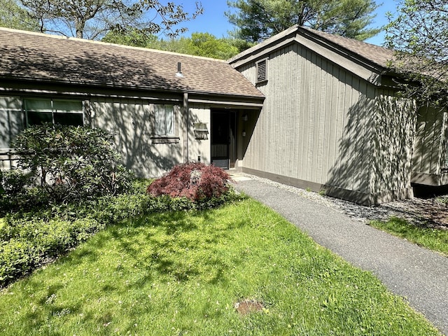336 Heritage Vlg Unit B, Southbury, CT 06488 - property entrance featuring a lawn and a shingled roof