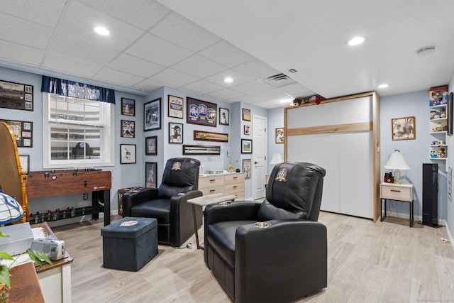 living area with recessed lighting, visible vents, light wood-style flooring, and baseboards