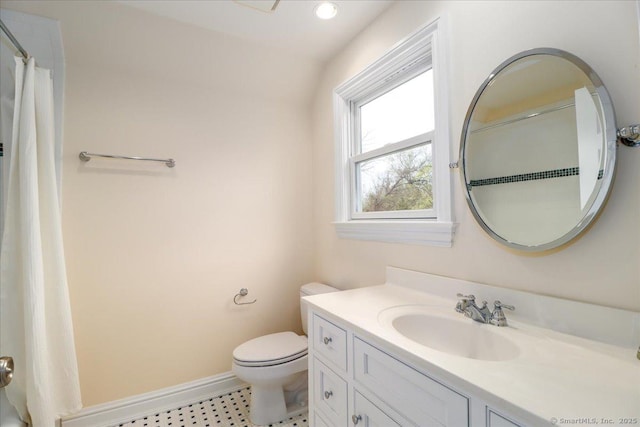 bathroom featuring a shower with curtain, recessed lighting, vanity, toilet, and baseboards