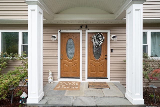 property entrance featuring a porch