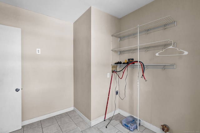 laundry area with washer hookup, light tile patterned flooring, and baseboards