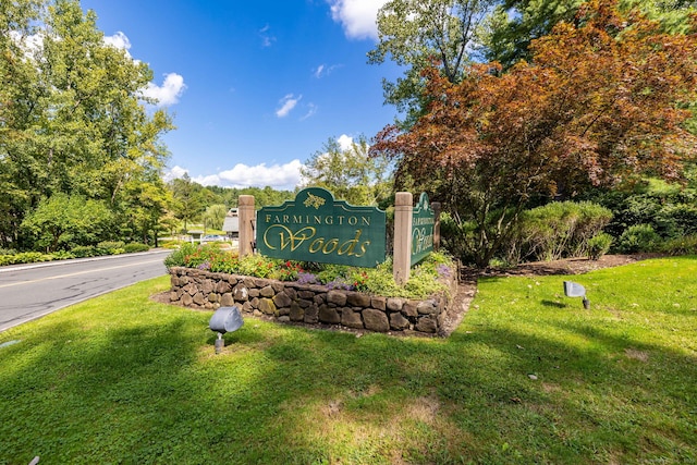 community sign with a yard