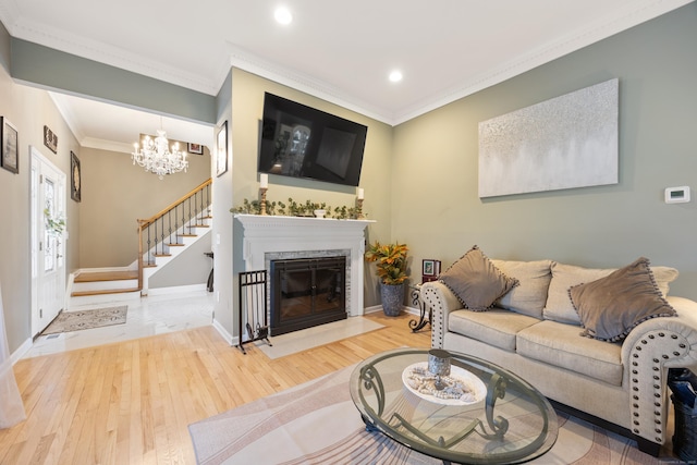 living room featuring crown molding, a chandelier, baseboards, recessed lighting, and wood finished floors