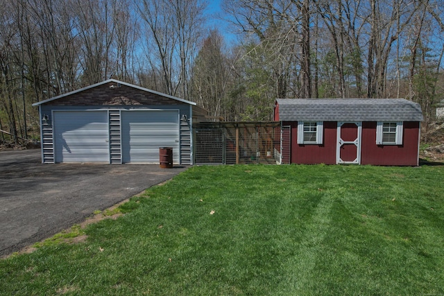 view of detached garage