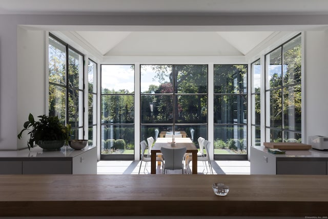 sunroom with vaulted ceiling
