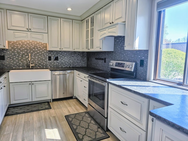 664C Heritage Vlg, Southbury, CT 06488 - kitchen featuring appliances with stainless steel finishes, plenty of natural light, light wood-style floors, tasteful backsplash, and recessed lighting