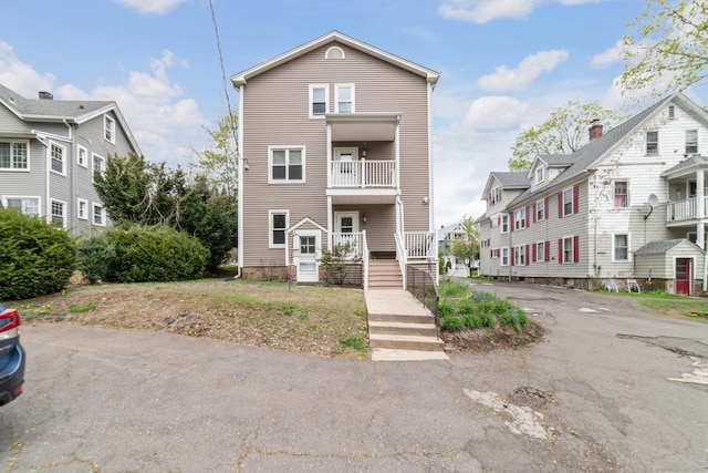 townhome / multi-family property featuring a residential view
