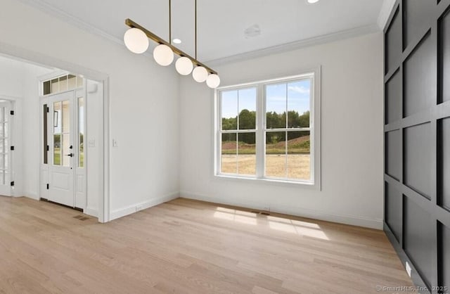 unfurnished dining area with recessed lighting, baseboards, ornamental molding, and light wood finished floors