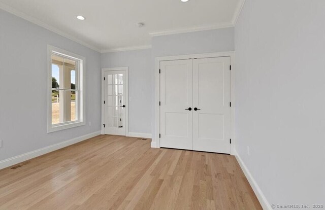 entryway with recessed lighting, baseboards, ornamental molding, and light wood finished floors