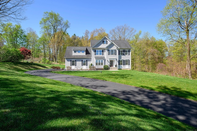 view of front facade featuring a front lawn