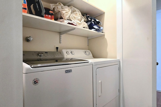 951 Heritage Vlg Unit B, Southbury, CT 06488 - laundry room featuring washing machine and dryer