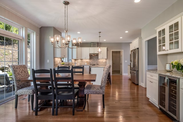 dining space featuring an inviting chandelier, recessed lighting, baseboards, wine cooler, and dark wood-style floors