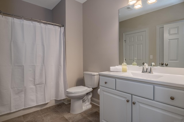 full bath with toilet, a shower with curtain, baseboards, and vanity
