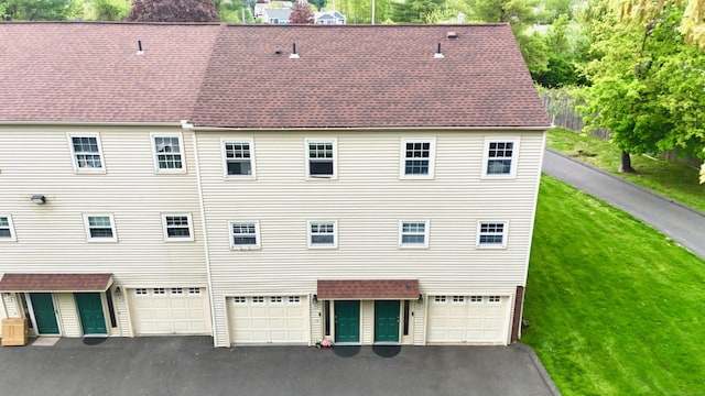 view of front facade featuring a garage, driveway, and a front yard