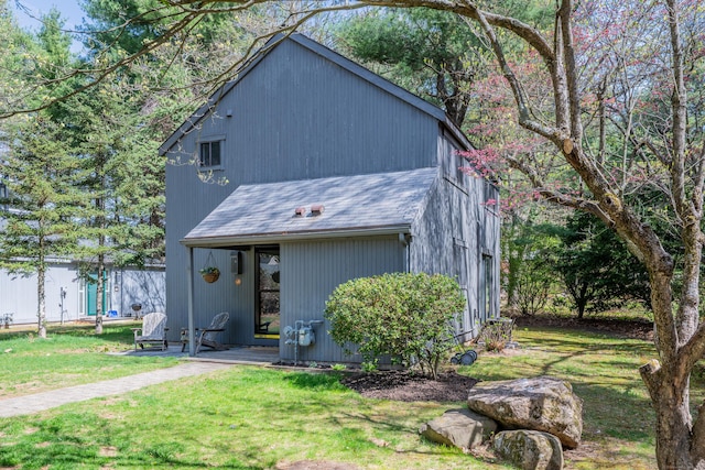 view of front of property featuring a shingled roof and a front yard