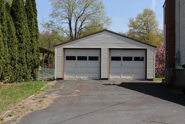 view of detached garage