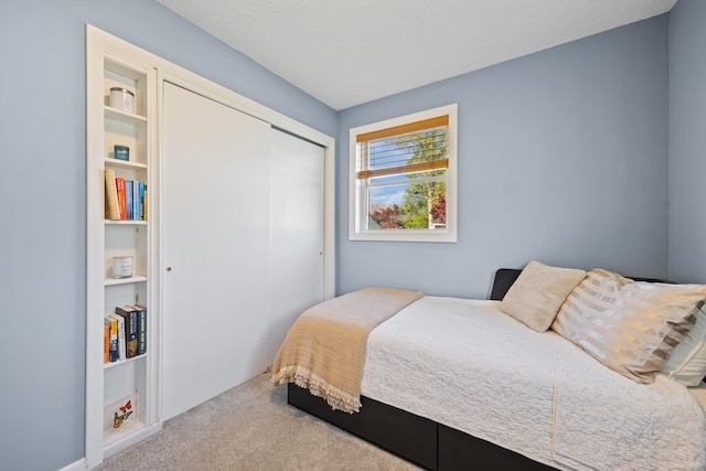 bedroom featuring carpet floors and a closet
