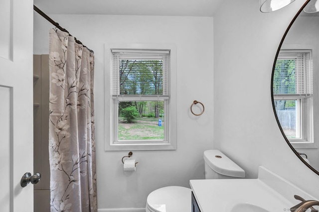 bathroom featuring vanity, baseboards, a shower with shower curtain, and toilet
