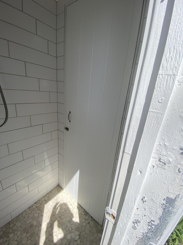 318 Billow Rd, Old Lyme, CT 06371 - bathroom featuring a tile shower