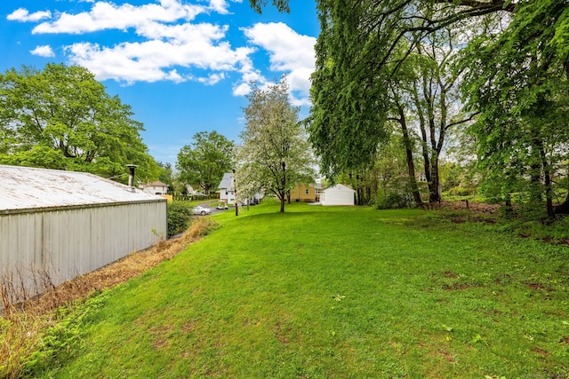 view of yard featuring an outbuilding