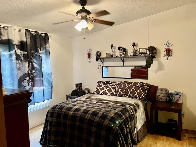 bedroom featuring light wood-type flooring and a ceiling fan