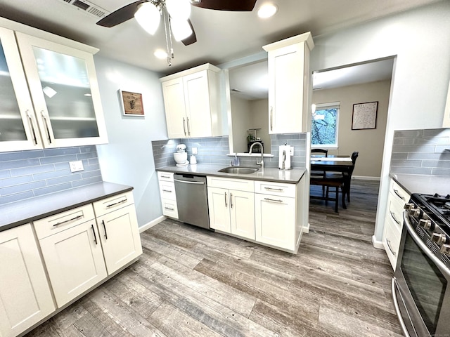 103D Wendover Dr Unit D, Monroe, CT 06468 - kitchen with stainless steel appliances, a sink, ceiling fan, light wood-style floors, and backsplash