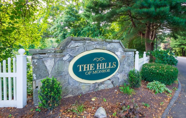 103D Wendover Dr Unit D, Monroe, CT 06468 - community sign with fence