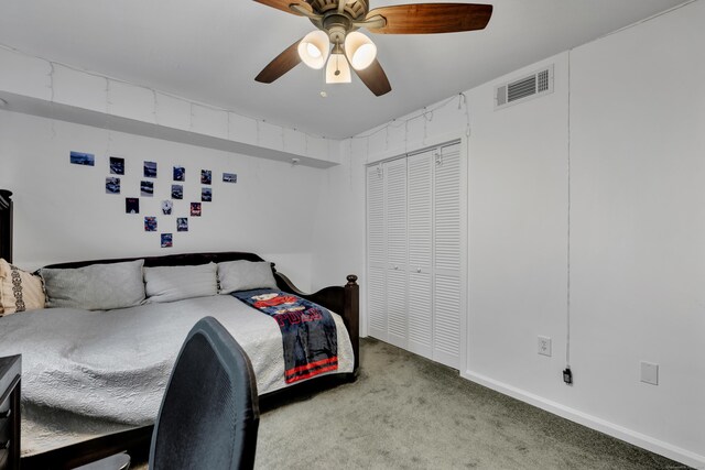 carpeted bedroom featuring visible vents, a ceiling fan, baseboards, and a closet