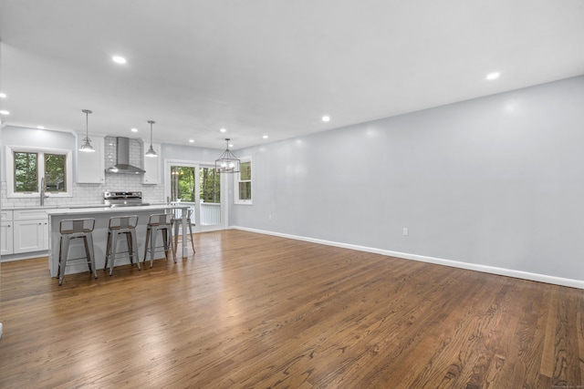 living area featuring dark wood-style flooring, recessed lighting, and baseboards