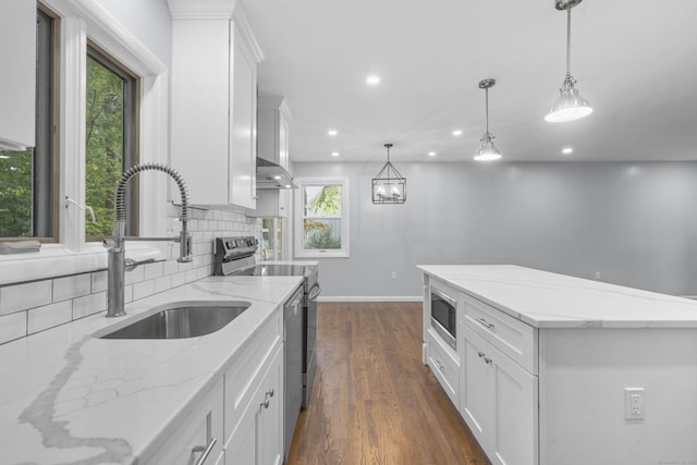kitchen with stainless steel appliances, recessed lighting, decorative backsplash, and a sink