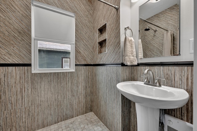 291 E St, New Britain, CT 06051 - bathroom featuring a tile shower