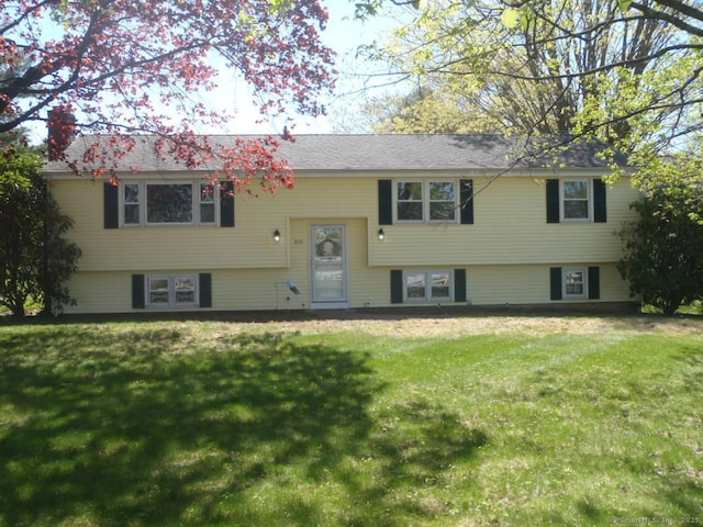split foyer home with a front yard