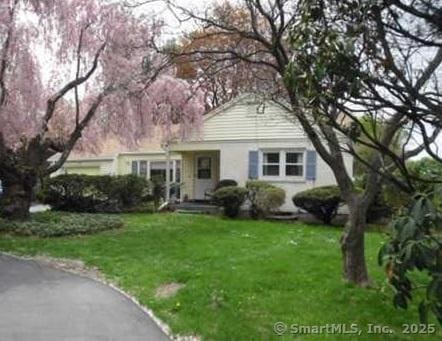 955 N Main St, West Hartford, CT 06117 - ranch-style home with a front yard