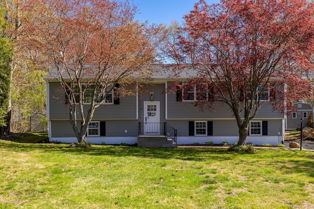 split foyer home with a front yard