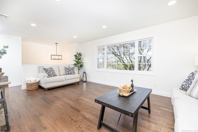 living room featuring visible vents, an inviting chandelier, wood finished floors, baseboards, and recessed lighting