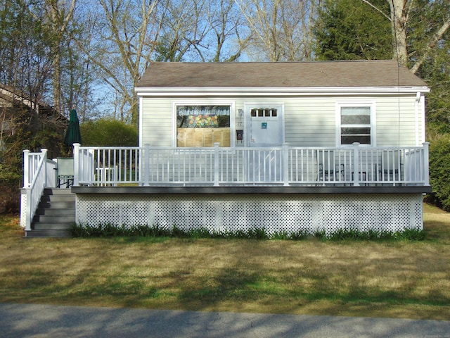 view of front of house featuring a wooden deck and a front yard