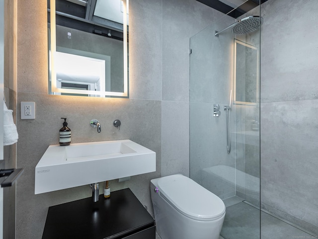 19 Spargo Rd, Roxbury, CT 06783 - bathroom with a tile shower, toilet, a sink, and tile walls