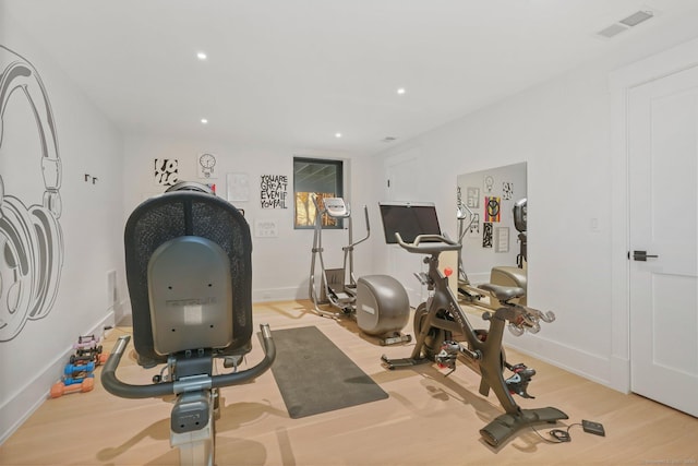 workout room featuring recessed lighting, baseboards, visible vents, and light wood-style floors