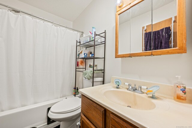25 Deerwood Ln Unit 8, Waterbury, CT 06704 - full bathroom featuring vanity, toilet, and shower / bath combination with curtain