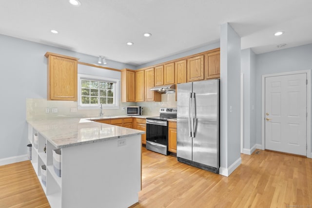 6 Old Farm Rd, Woodbridge, CT 06525 - kitchen featuring decorative backsplash, a peninsula, baseboards, light wood-style flooring, and stainless steel appliances