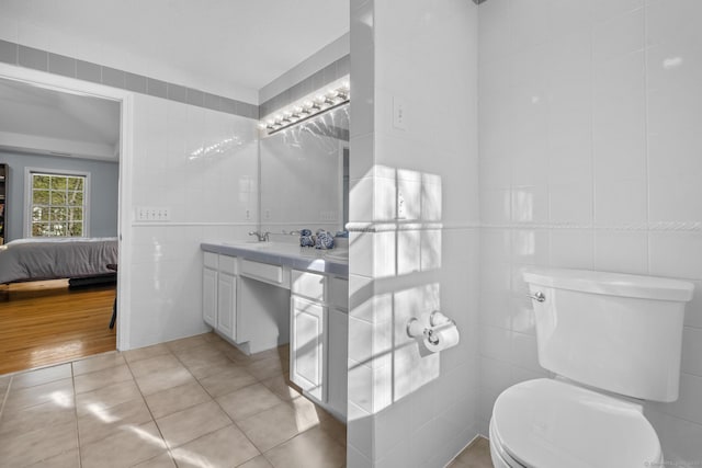 6 Old Farm Rd, Woodbridge, CT 06525 - bathroom featuring vanity, toilet, tile walls, tile patterned floors, and ensuite bath