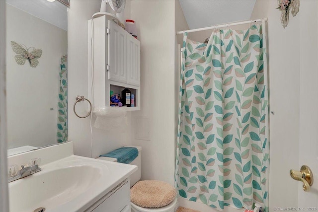 full bath with toilet, a shower with shower curtain, and vanity