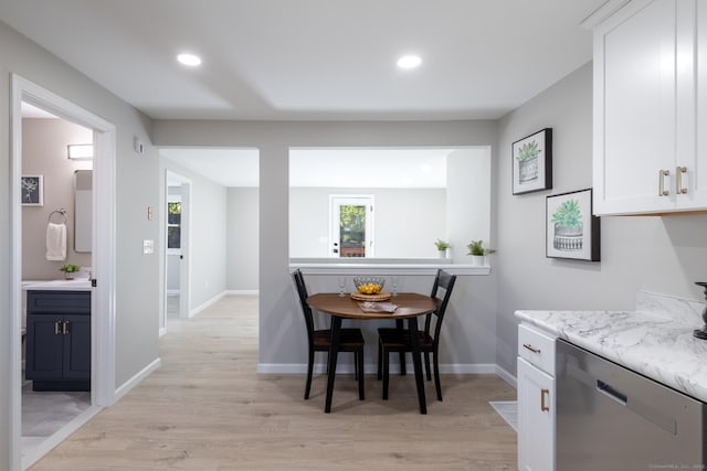 dining space featuring recessed lighting, baseboards, and light wood-type flooring