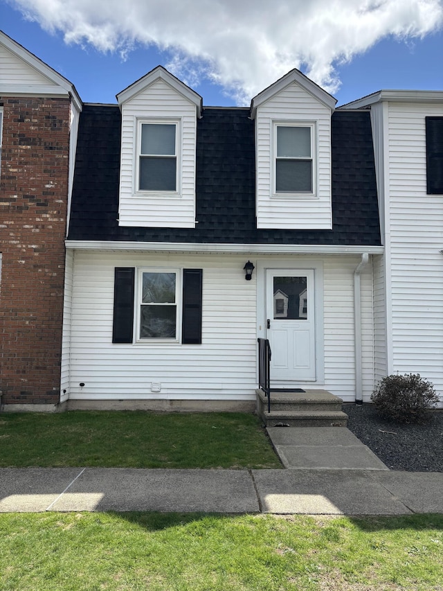 view of front of property featuring a shingled roof