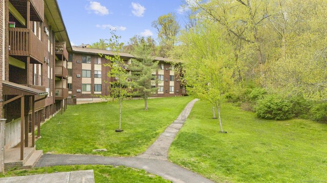 view of property's community featuring a lawn