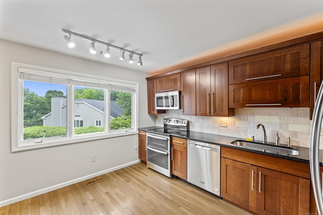 12 Boulevard Dr Unit 21-130, Danbury, CT 06810 - kitchen featuring stainless steel appliances, a sink, baseboards, light wood-style flooring, and tasteful backsplash