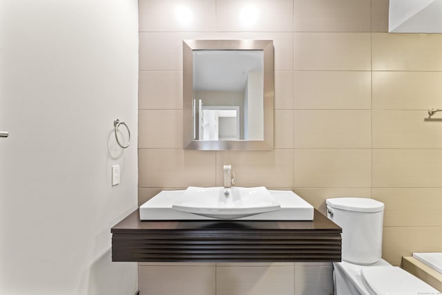 12 Boulevard Dr Unit 21-130, Danbury, CT 06810 - bathroom featuring tile walls, toilet, vanity, and tasteful backsplash