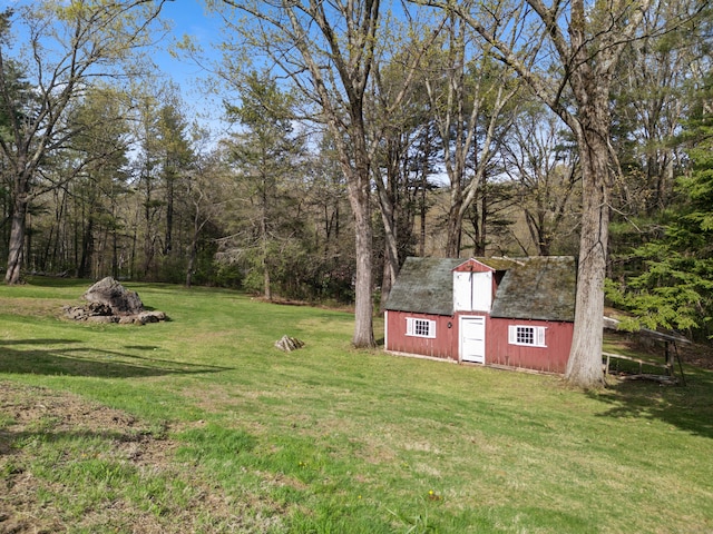 view of yard with an outbuilding
