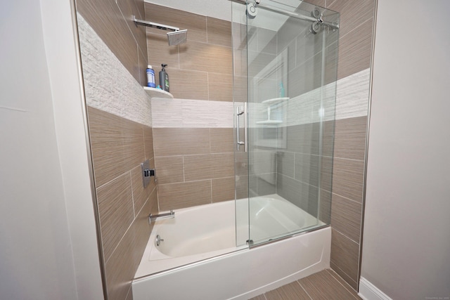 bathroom with enclosed tub / shower combo