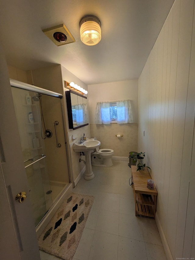 bathroom featuring a stall shower and toilet